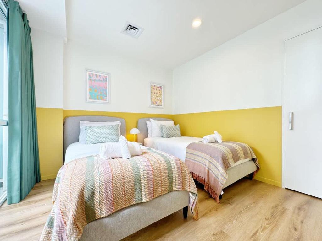 New & Modern Stylish 2BR vs Aircon in the City Next to Albert Park - Resim 23