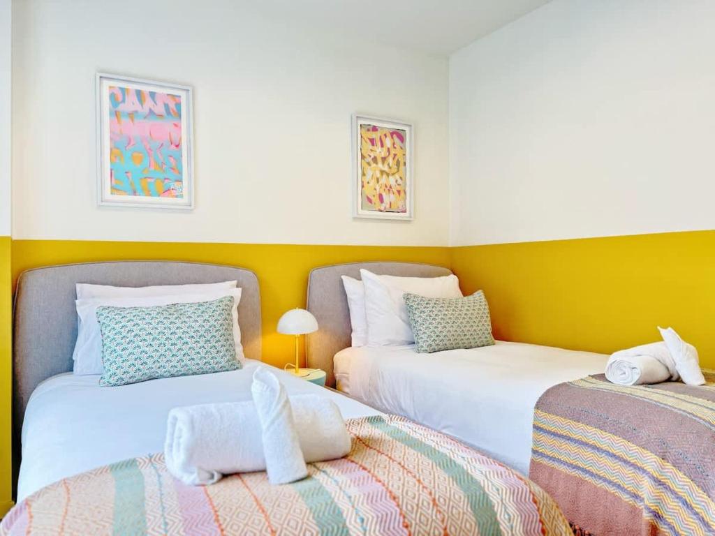 New & Modern Stylish 2BR vs Aircon in the City Next to Albert Park - Resim 25