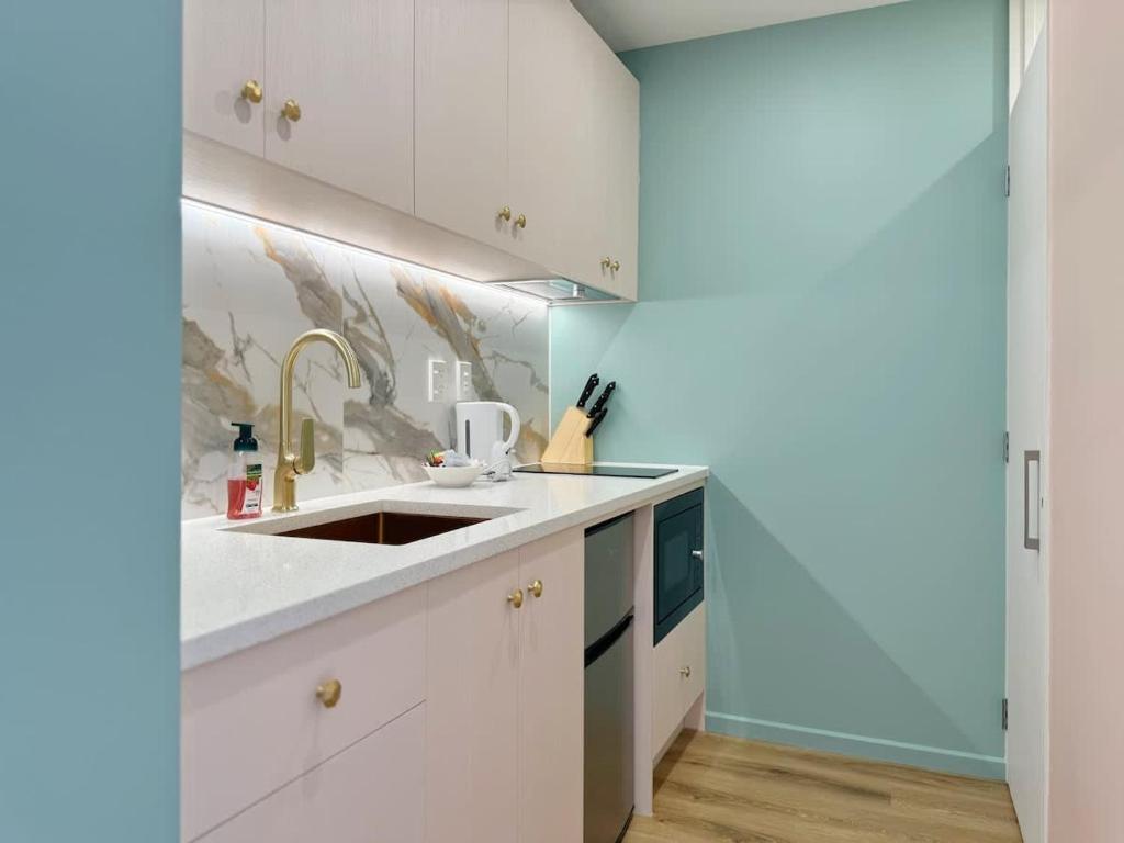 New & Modern Stylish 2BR vs Aircon in the City Next to Albert Park - Resim 26