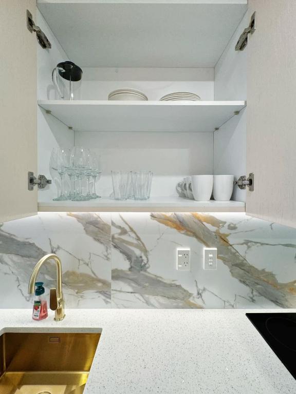 New & Modern Stylish 2BR vs Aircon in the City Next to Albert Park - Resim 8