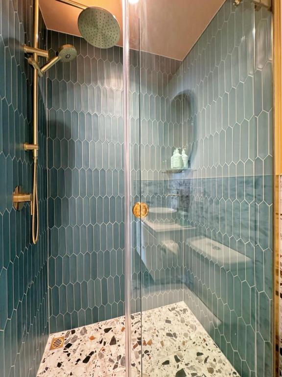 New & Modern Stylish 2BR vs Aircon in the City Next to Albert Park - Resim 28