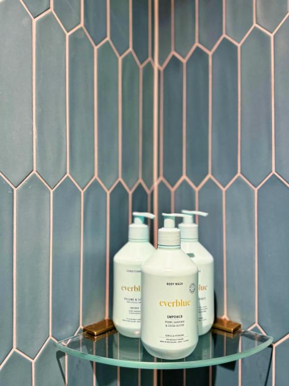 New & Modern Stylish 2BR vs Aircon in the City Next to Albert Park - Resim 29