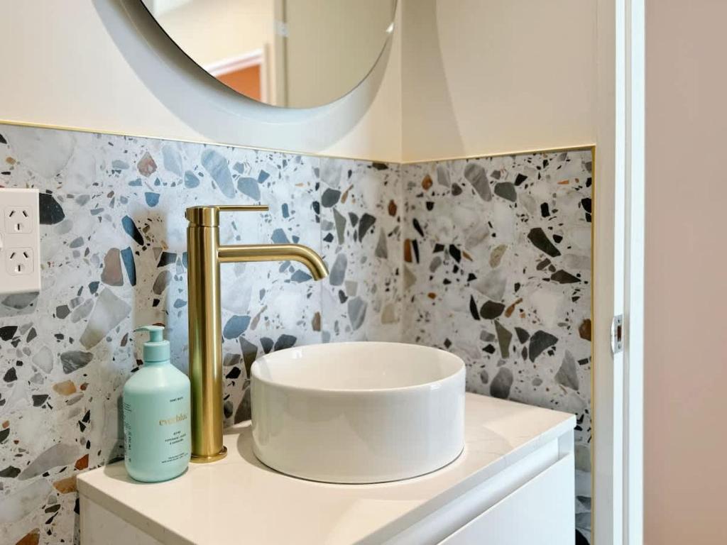 New & Modern Stylish 2BR vs Aircon in the City Next to Albert Park - Resim 31