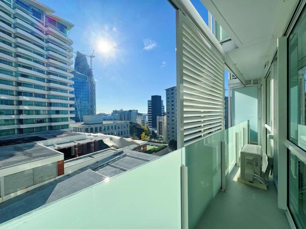 New & Modern Stylish 2BR vs Aircon in the City Next to Albert Park - Resim 32