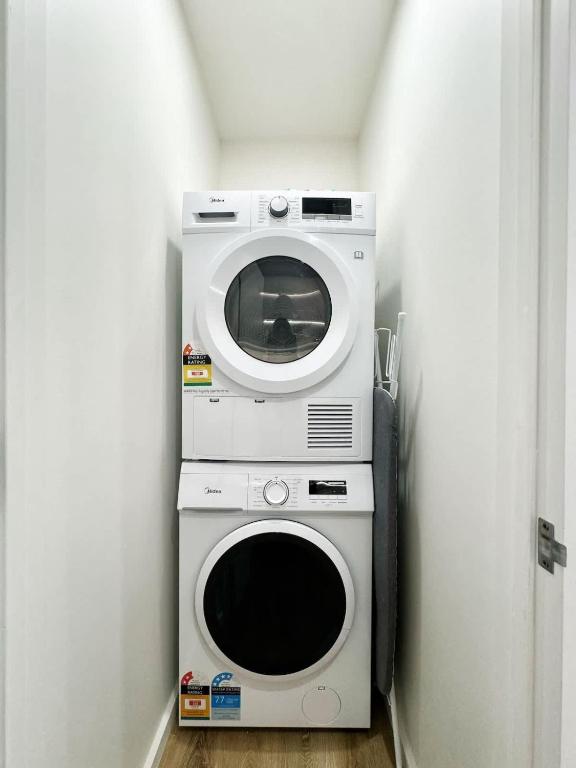 New & Modern Stylish 2BR vs Aircon in the City Next to Albert Park - Resim 33