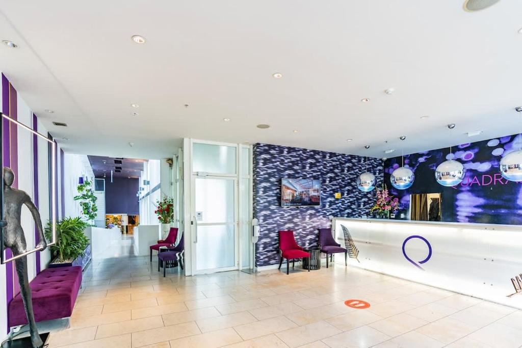 New & Modern Stylish 2BR vs Aircon in the City Next to Albert Park - Resim 34