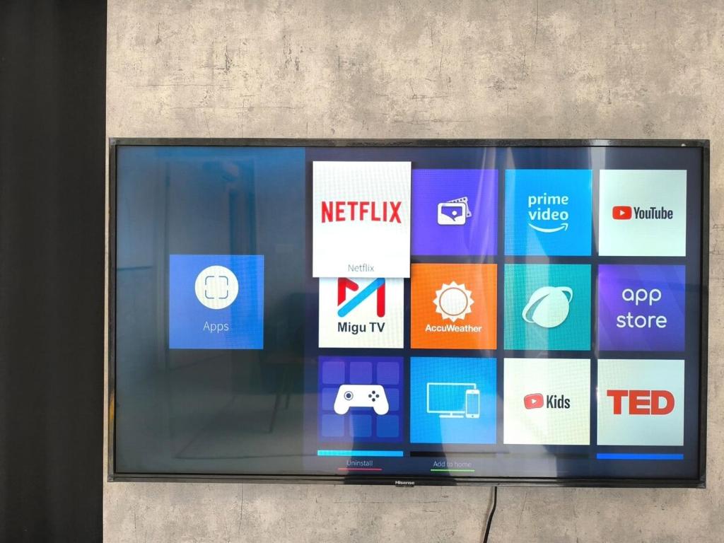 TV a/nebo společenská místnost v ubytování Meridin Sovo Modern Grey Tone 2BED Poolview BySTAY