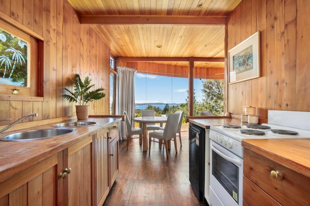 Kuchyň nebo kuchyňský kout v ubytování Island Cottage - Bruny Island