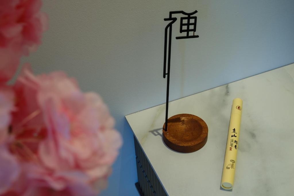 a display with a cricket bat and a wooden ball at 慕海Mosea悠享海景三卧房4806 in Johor Bahru