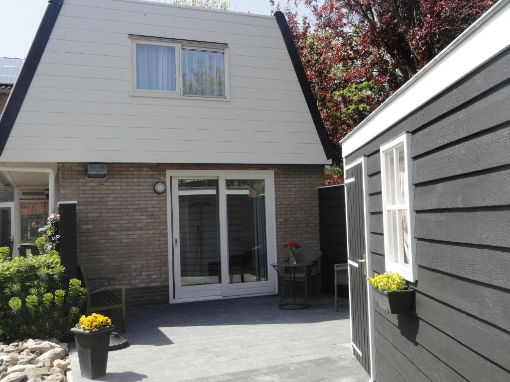 een zijaanzicht van een huis met een terras bij Vakantiewoning Duinoord Domburg in Domburg