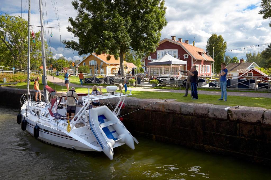 Una barca legata a un muro in acqua di Pensionat Kajutan I Sjötorp a Sjötorp