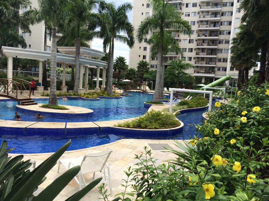 una gran piscina en una ciudad con palmeras en Ap. Resort Recreio dos Bandeirantes, en Río de Janeiro