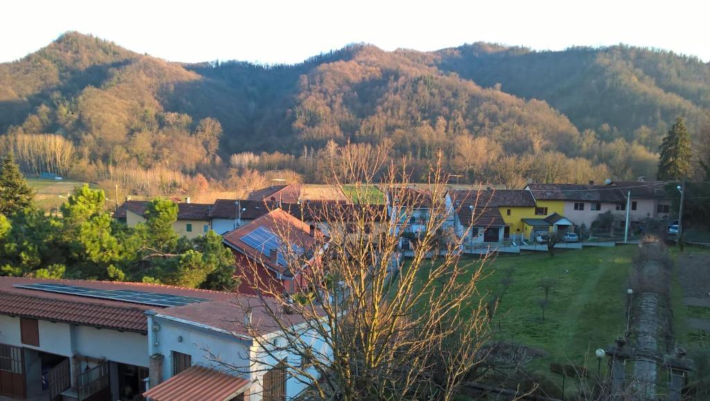 a group of houses with mountains in the background at Il Tiglio in Cavagnolo