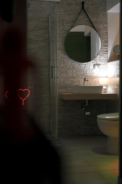 A bathroom at Momenti e wellness
