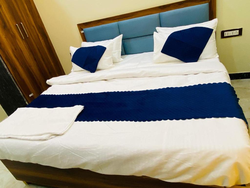 Postel nebo postele na pokoji v ubytování Hotel Agra YS Taj Hotel