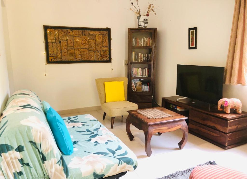 Fotografie z fotogalerie ubytování The YelloMello HomeStay 1BHK fast Wi-Fi AC Pet-Friendly v destinaci Mandrem