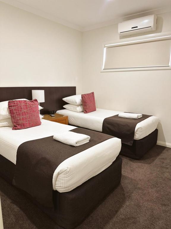Postel nebo postele na pokoji v ubytování Red Earth Motel
