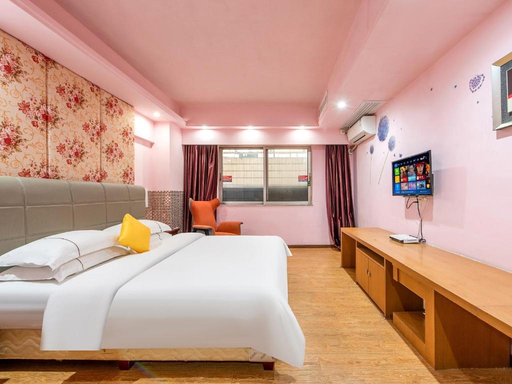 TV a/nebo společenská místnost v ubytování 7 Days Inn Foshan Lecong Furniture Branch