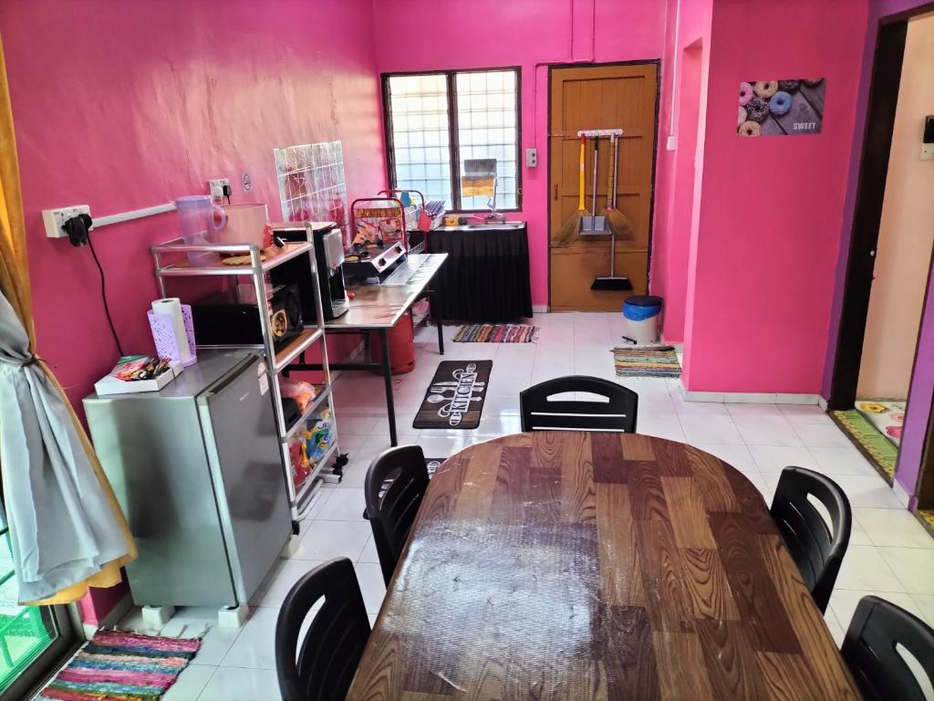 Kuchyň nebo kuchyňský kout v ubytování Homestay Pertama