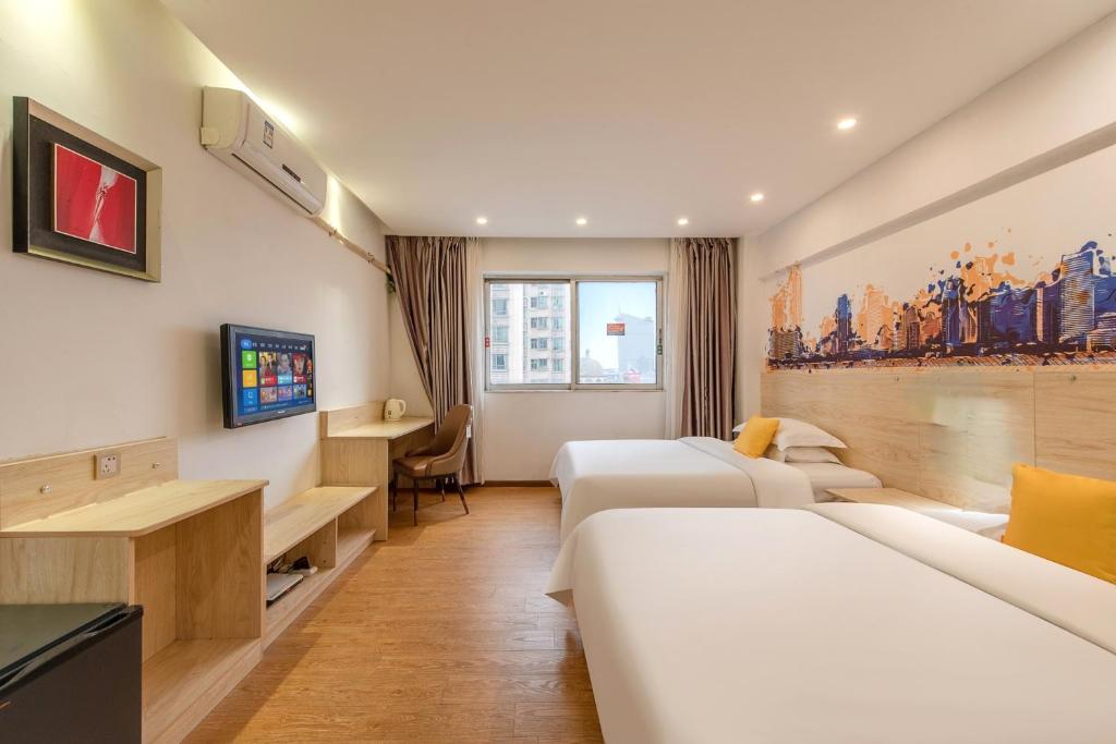 Postel nebo postele na pokoji v ubytování 7 Days Inn Foshan Lecong Furniture Branch