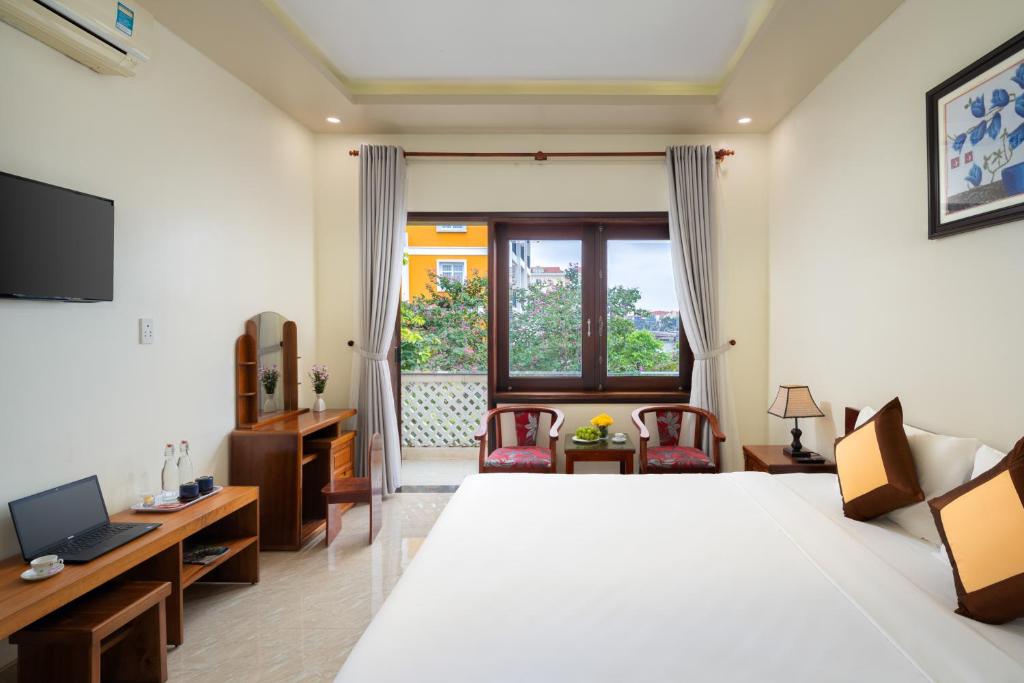 TV a/nebo společenská místnost v ubytování Sun Moon Riverside Hoi An