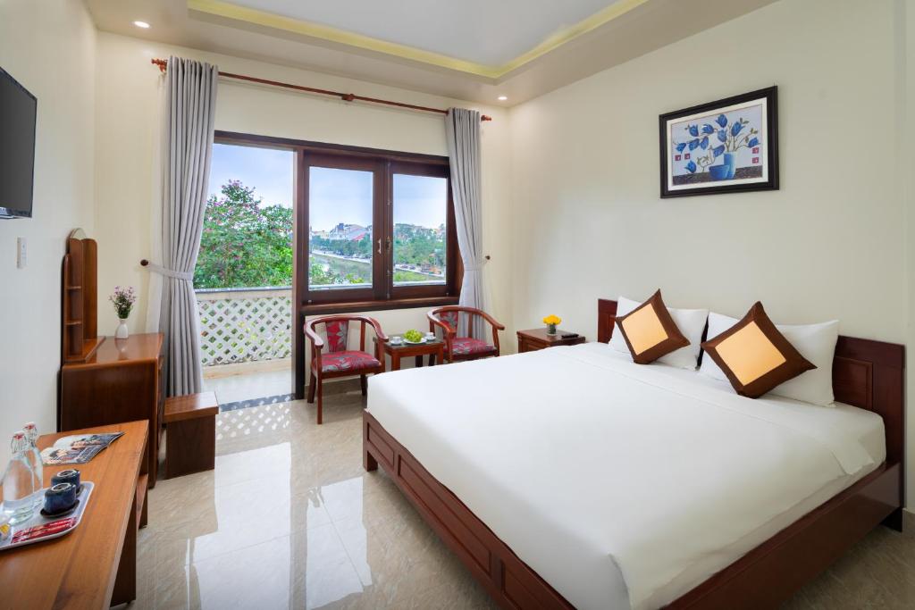Postel nebo postele na pokoji v ubytování Sun Moon Riverside Hoi An