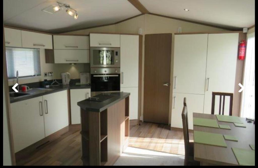 Nhà bếp/bếp nhỏ tại Weeley Bridge 3 Bedroom Luxury Holiday Home