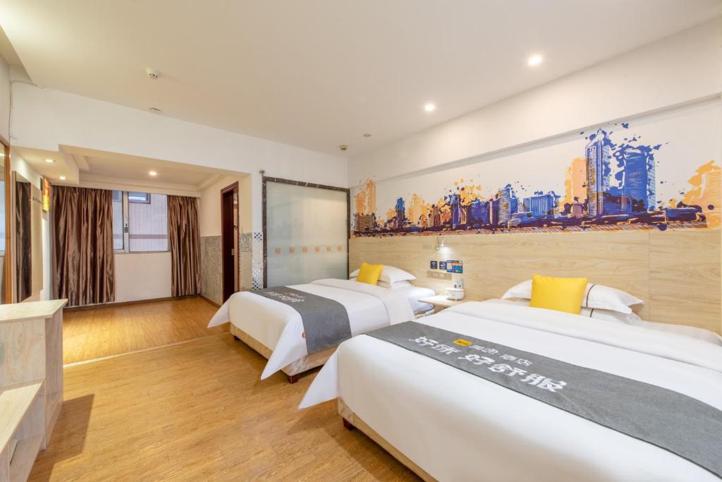 Postel nebo postele na pokoji v ubytování 7 Days Inn Foshan Lecong Furniture Branch