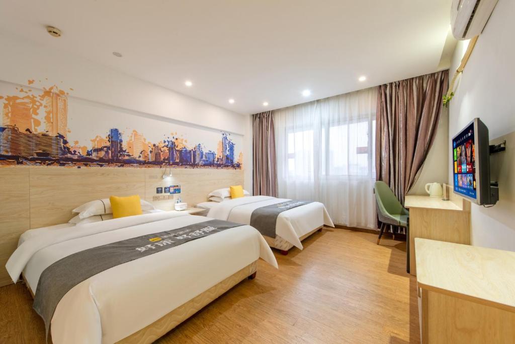 Postel nebo postele na pokoji v ubytování 7 Days Inn Foshan Lecong Furniture Branch