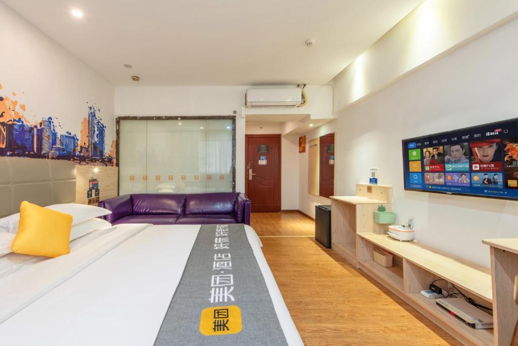 TV a/nebo společenská místnost v ubytování 7 Days Inn Foshan Lecong Furniture Branch