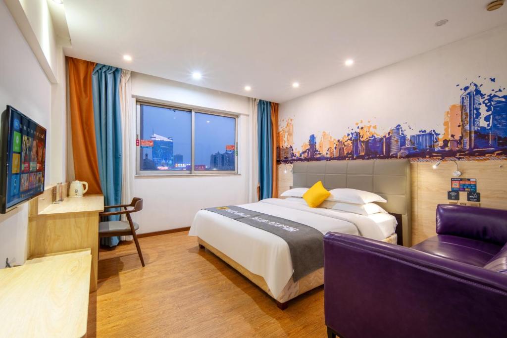 Postel nebo postele na pokoji v ubytování 7 Days Inn Foshan Lecong Furniture Branch