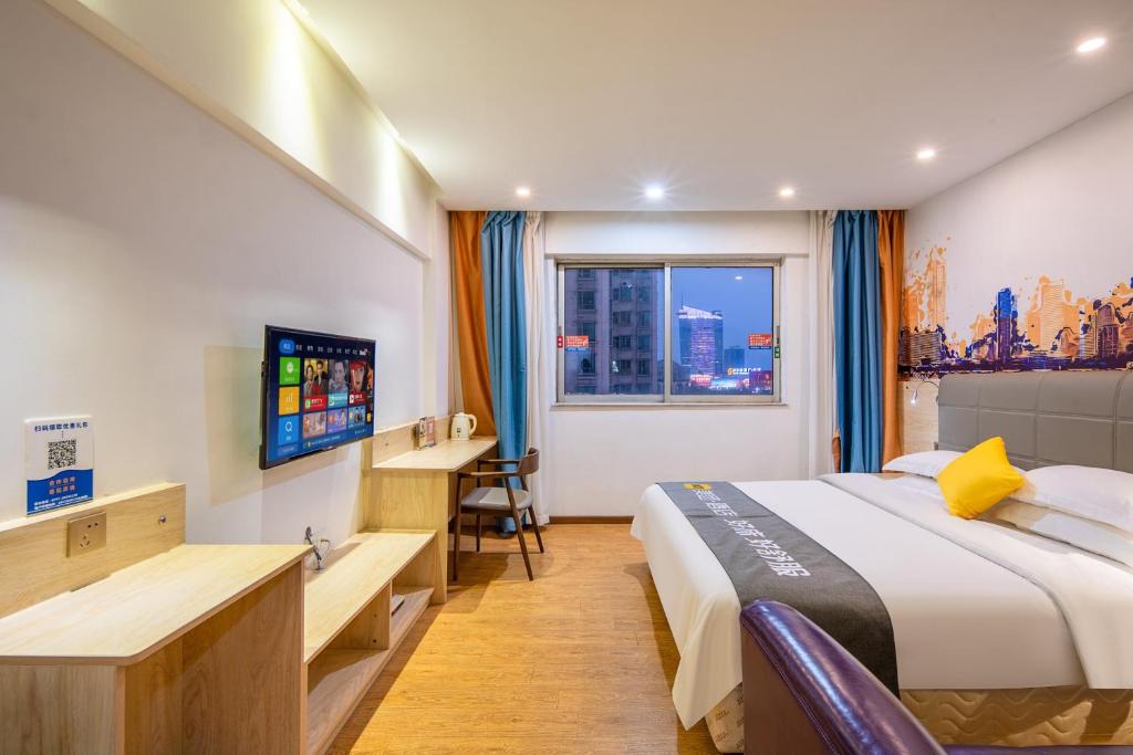 TV a/nebo společenská místnost v ubytování 7 Days Inn Foshan Lecong Furniture Branch