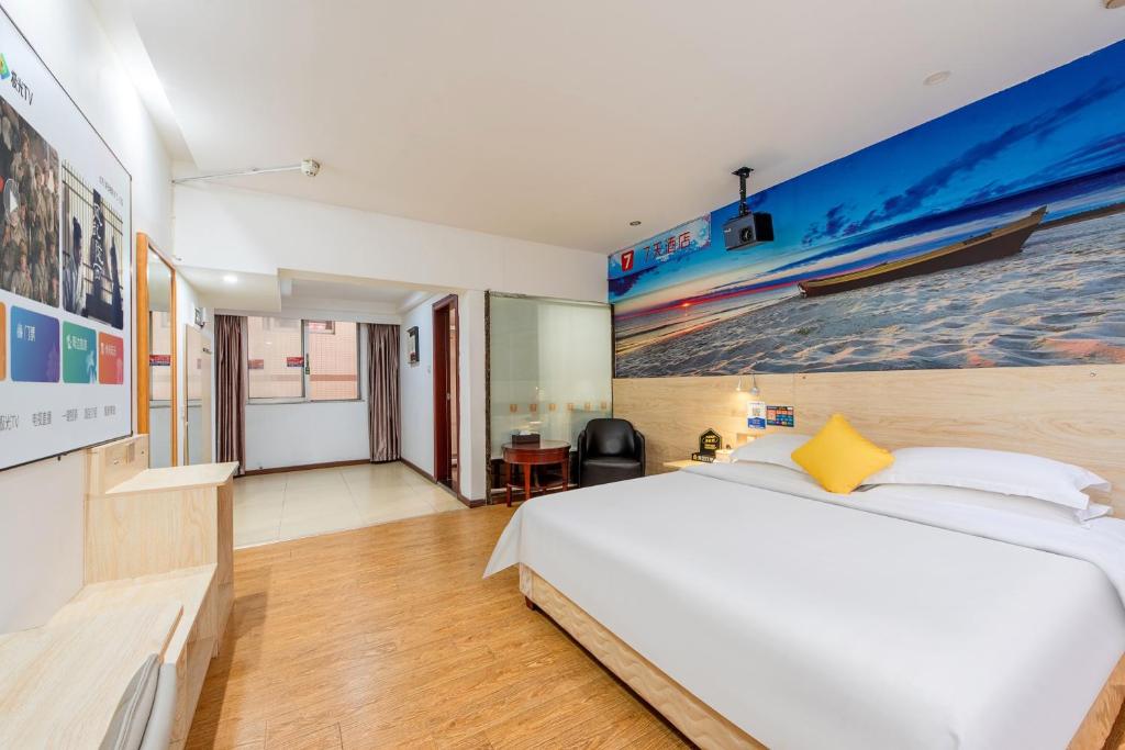 Postel nebo postele na pokoji v ubytování 7 Days Inn Foshan Lecong Furniture Branch