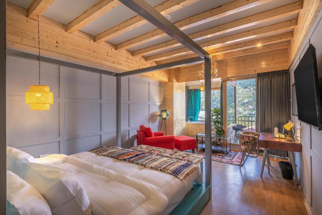 Postel nebo postele na pokoji v ubytování Echor Himalayan Heights Luxe Manali