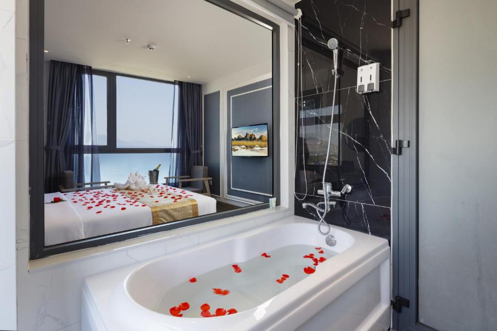 Ruby Hotel - Suite Met Uitzicht Op Zee
