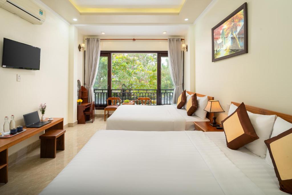 TV a/nebo společenská místnost v ubytování Sun Moon Riverside Hoi An