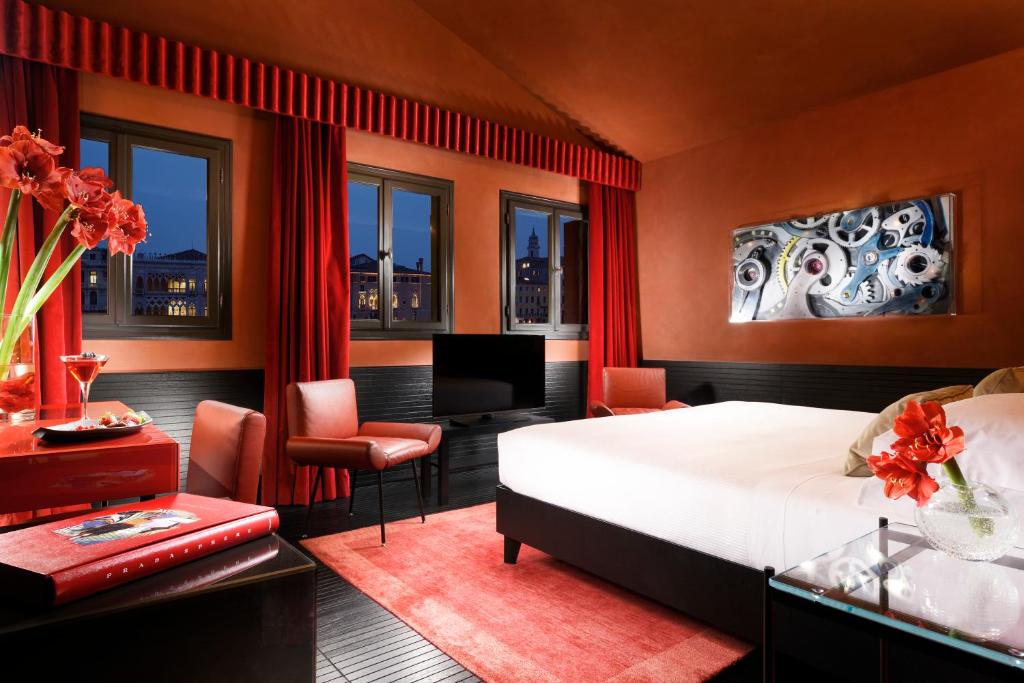 Postel nebo postele na pokoji v ubytování Hotel L'Orologio Venezia - WTB Hotels