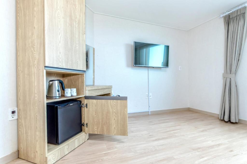 Kuchyň nebo kuchyňský kout v ubytování Jungmoon City Hotel & J-hill Hotel
