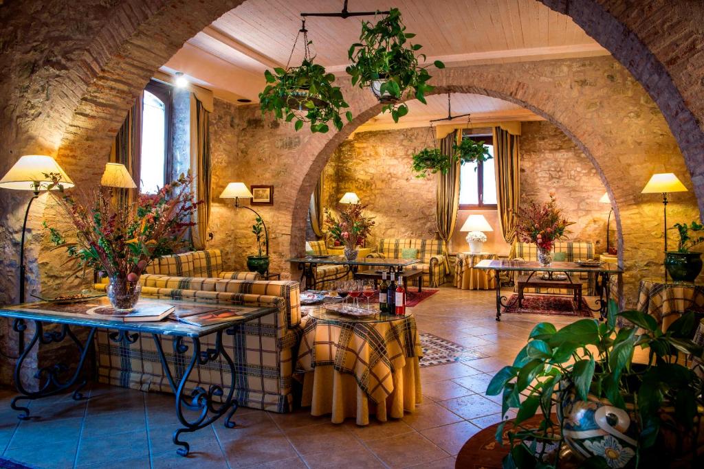 Reštaurácia alebo iné gastronomické zariadenie v ubytovaní Relais Abbazia Santa Anastasia Resort & Winery