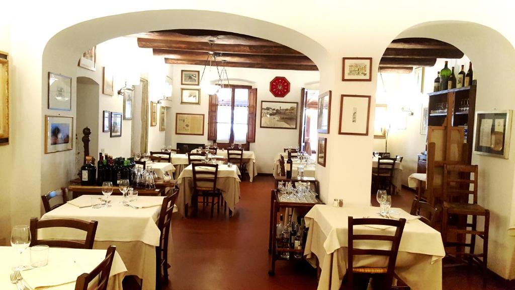 Reštaurácia alebo iné gastronomické zariadenie v ubytovaní Albergo Giovanni Da Verrazzano