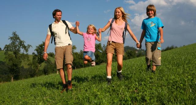 a group of people running in a field at Gasthof Holländer Eck in Lennestadt