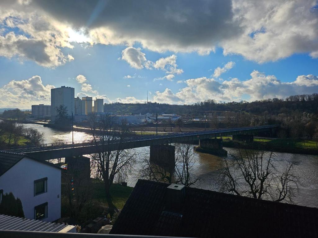 Výhled na řeku, která protéká v blízkosti hotelu