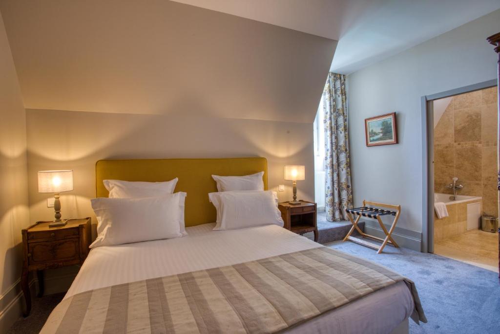 Domaine de Monrecour - Hôtel & Restaurant - Proche de Sarlat - Chambre De Charme Au Château