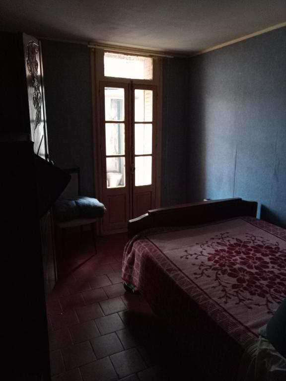 une chambre avec un lit et une fenêtre dans l'établissement Chambre individuelle, à Béziers