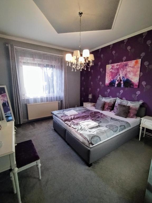 A bed or beds in a room at Elza Apartman
