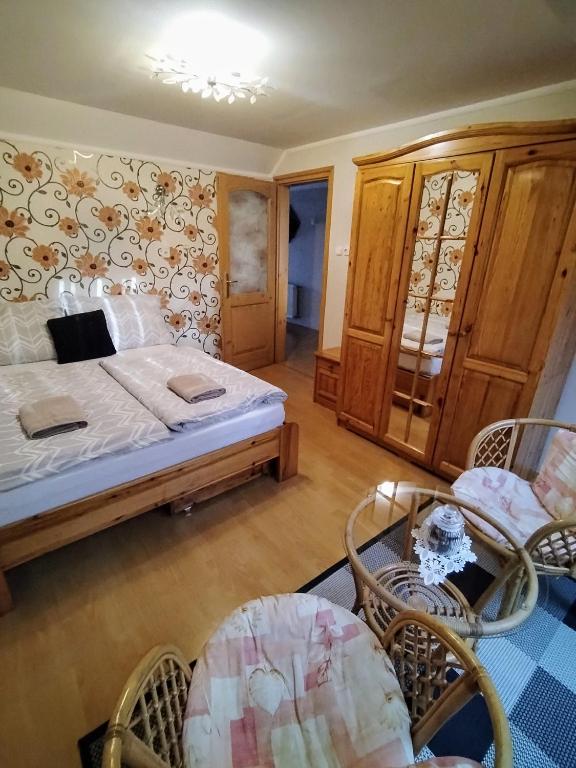 A bed or beds in a room at Elza Apartman