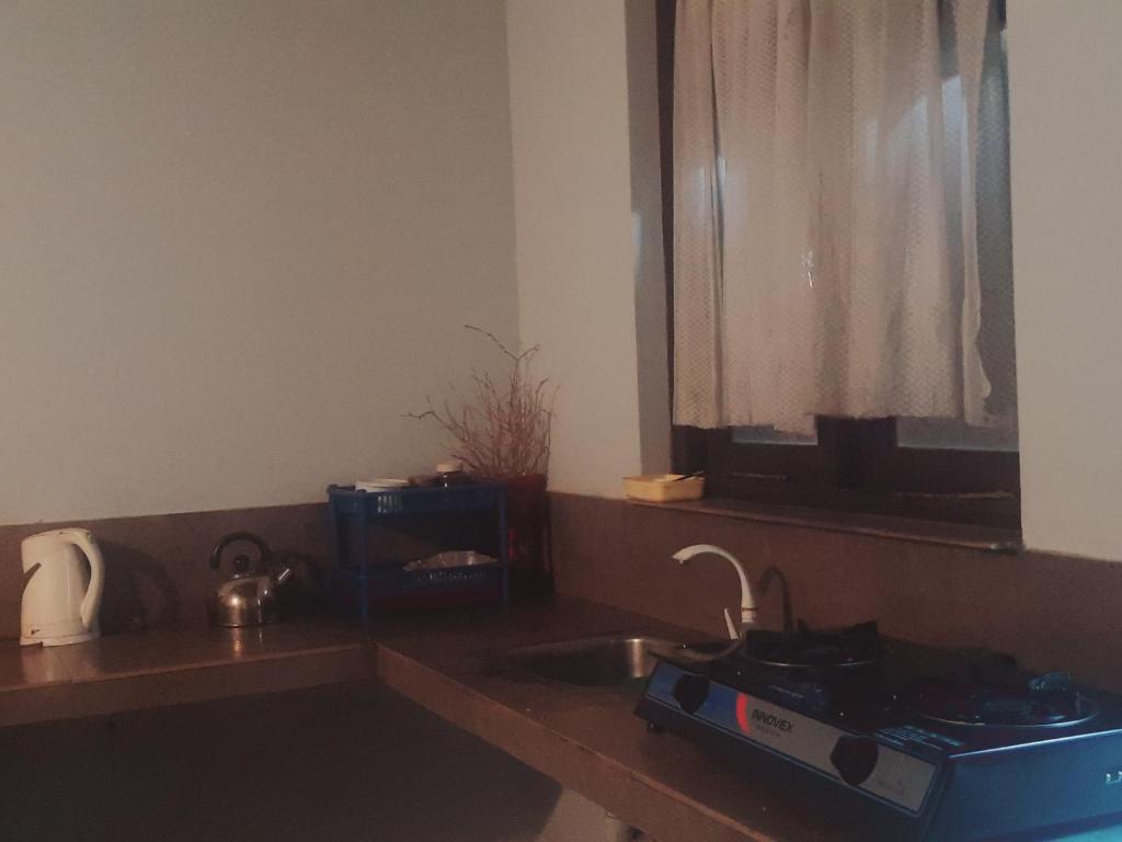 een keuken met een wastafel en een aanrecht met een raam bij Dimond rick villa in Hikkaduwa