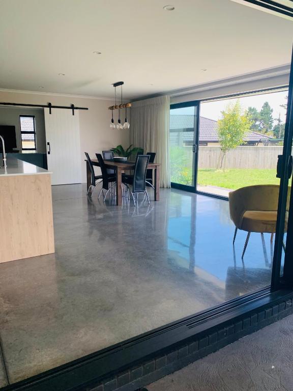 Modern and Spacious 4 bedroom Home only 2yo - Resim 4