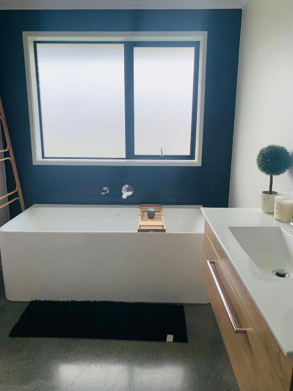 Modern and Spacious 4 bedroom Home only 2yo - Resim 3