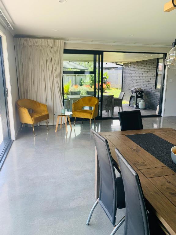 Modern and Spacious 4 bedroom Home only 2yo - Resim 10